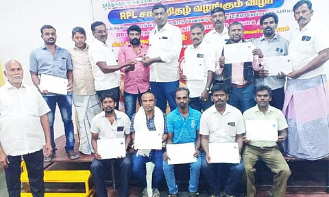 கலந்து கொண்டவர்களுக்கு சான்றிதழ்கள் வழங்கப்பட்டபோது எடுத்தபடம்.