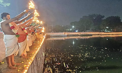 தெப்பக்குளத்தில் கங்கா ஆரத்தி திருவிழா நடந்தபோது எடுத்தபடம்.