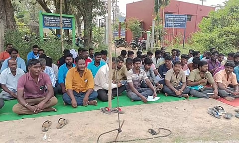 தொழிலாளர்கள் போராட்டம் நடத்திய போது எடுத்த படம்.