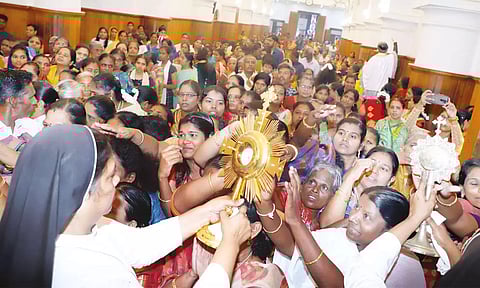 புனித சவேரியார் பேராலயத்தில் கொடியிறக்க நிகழ்ச்சி