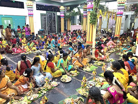 பெண்கள் விளக்கு ஏற்றி வழிபாடு நடத்தியதை படத்தில் காணலாம்.