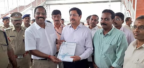 தென்னக ரெயில்வே பொது மேலாளர் ஆர்.என்.சிங்.கிடம் தூத்துக்குடி அகில இந்திய வர்த்தக தொழிற்சங்கத்தினர் மனு அளித்த போது எடுத்தபடம்.