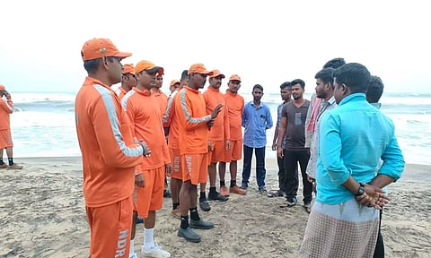 தேசிய பேரிடர் மீட்புக்குழுவினர் கடலோர மீனவ கிராமங்கள், தாழ்வான பகுதிகளில் ஆய்வு மேற்கொண்டனர்.