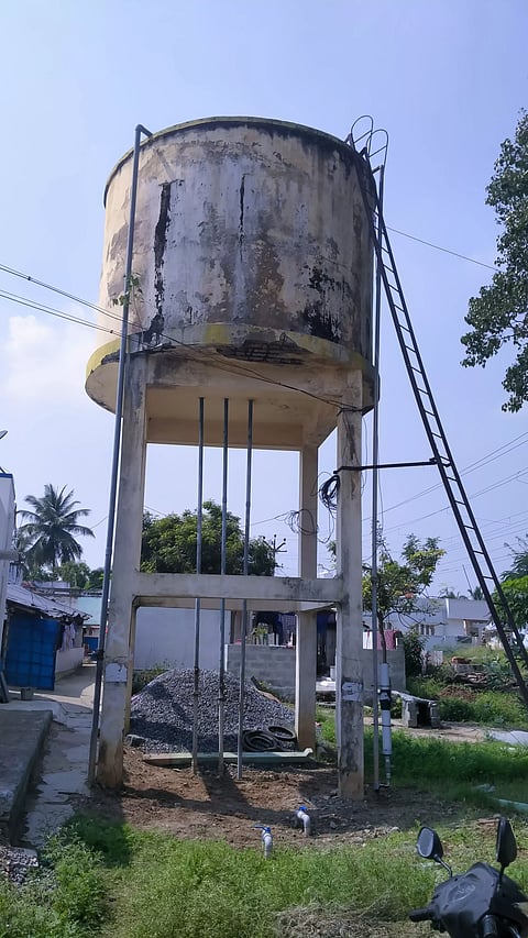 சுப்பிரமணியகவுண்டன்புதூரில் ஆபத்தான நிலையில் உள்ள மேல்நிலை நீர்த்தேக்க தொட்டி
