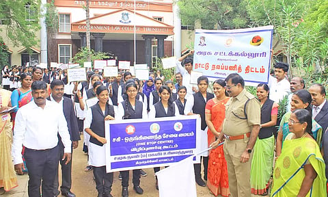 விழிப்புணர்வு பேரணியை கூடுதல் துணை போலீஸ் சூப்பிரண்டு மாரி ராஜன் கொடியசைத்து தொடங்கி வைத்த காட்சி.