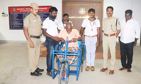 ஆதரவற்ற முதியவருக்கு மூன்று சக்கர வாகனத்தை போலீஸ் சூப்பிரண்டு ஜவகர் வழங்கினார்.