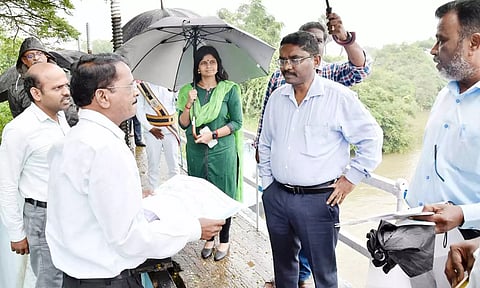முன்னெச்சரிக்கை நடவடிக்கைகள் குறித்து மாவட்ட கணிப்பாய்வு அலுவலர் இல.நிர்மல்ராஜ் ஆய்வு செய்தார்.