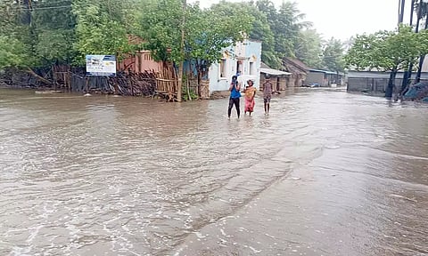 கிராமத்துக்குள் கடல்நீர் புகுந்து பெருக்கெடுத்து ஓடுகிறது.