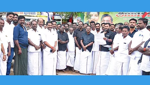 நாட்டரசன்கோட்டையில் நடந்த அ.தி.மு.க. ஆர்ப்பாட்டத்தில் முன்னள் அமைச்சர் பாஸ்கரன் பங்கேற்றார்.