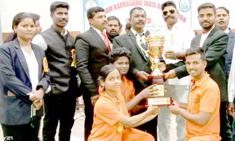 சிலம்ப போட்டியில் வெற்றி பெற்ற மாணவ-மாணவிகளுக்கு பரிசு கோப்பை வழங்கப்பட்டது.