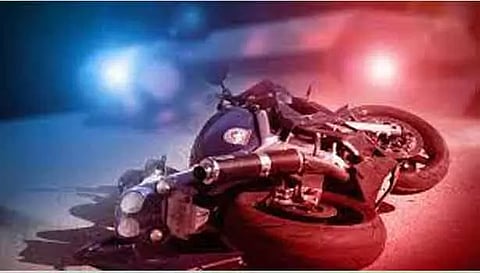 மோட்டார் சைக்கிளுடன் பள்ளத்தில் விழுந்த தொழிலாளி சாவு