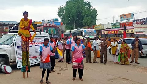 வாழப்பாடியில் கள்ளச்சாராயம் ஒழிப்பு விழிப்புணர்வு பிரசாரம் நடைபெற்ற போது எடுத்த படம்.