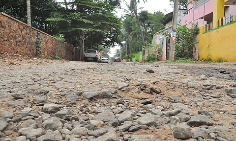 ஜோசப் தெருவில் சாலை குண்டும், குழியுமாக காணப்படுவதை படத்தில் காணலாம்.