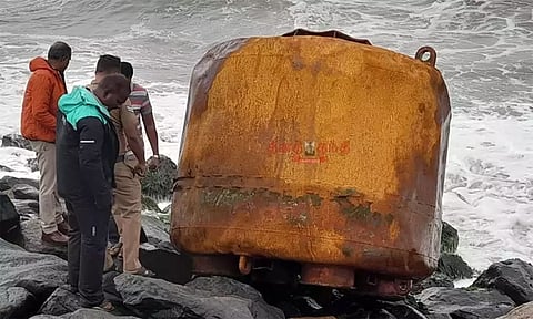 கரை ஒதுங்கிய ராட்சத சிலிண்டர்