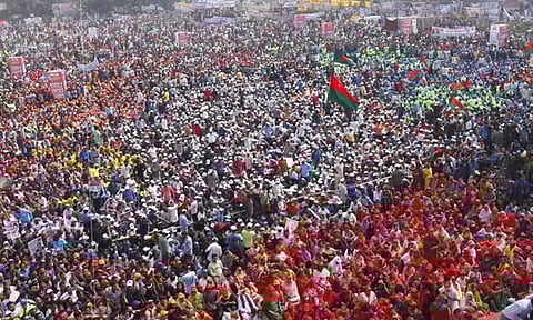 பிரமாண்ட பேரணி