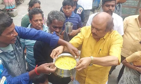 மழையால் பாதிக்கப்பட்ட மக்களுக்கு அனிபால் கென்னடி எம்.எல்.ஏ. உணவு வழங்கிய காட்சி.