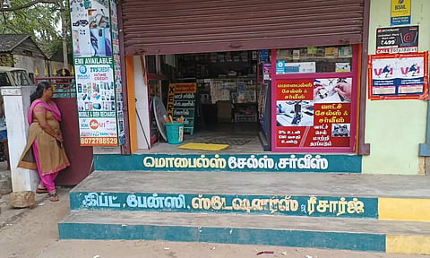 உடைக்கப்பட்ட கடையை படத்தில் காணலாம்
