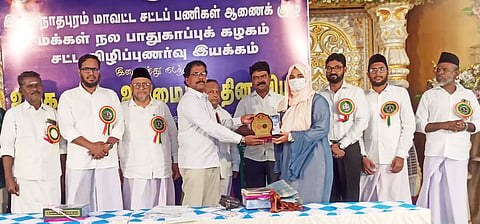 விழாவில் சாதனையாளர்களுக்கு பரிசு வழங்கப்பட்டது.
