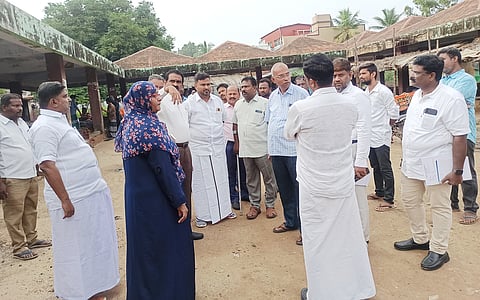 கீழக்கரை பஸ் நிலையத்தை நகராட்சி நிர்வாக இயக்குநர் பொன்னையா பார்வையிட்டு ஆய்வு செய்தார்.