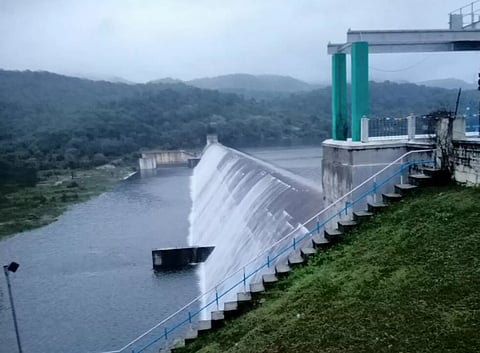 குடியாத்தம் மோர்தானா அணையிலிருந்து 700 கன அடி வெள்ள நீர் வெளியேற்றப்பட்ட காட்சி.