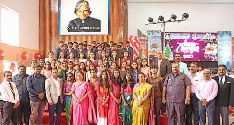 கிறிஸ்துமஸ் விழாவில் ஸ்காட் குழும நிறுவனர் கிளிட்டஸ் பாபு கலந்து கொண்டு மாணவ, மாணவிகளுக்கு வாழ்த்து கூறினார்.