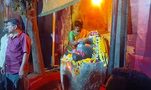 யானை சிலையை கட்டிப்பிடித்து கதறி அழுத பெண்