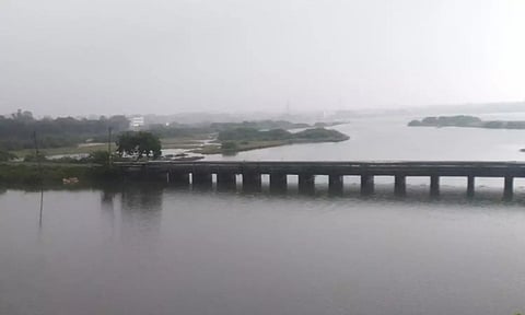 செங்கல்பட்டு பாலாற்றில் வெள்ளப்பெருக்கு- பொதுமக்கள் ஆற்றில் குளிக்க தடை