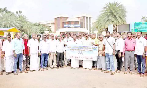 தஞ்சை கலெக்டர் அலுவலகத்திற்கு மனு கொடுக்க வந்த தமிழக கேபிள் டி.வி. ஆபரேட்டர்கள் பொது நல சங்க நிர்வாகிகள்.