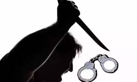 சேலத்தில் பரபரப்பு: தி.மு.க. கவுன்சிலரை தீர்த்துக்கட்ட கத்தியுடன் வந்த மர்ம நபர்கள்