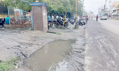மழைநீருடன் கலந்து வந்த சாக்கடை நீரில் மூழ்கிய தருமபுரி பட்டுக்கூடு அங்காடி-ஆவின் பாலகம் போன்றவற்றை படத்தில் காணலாம்.