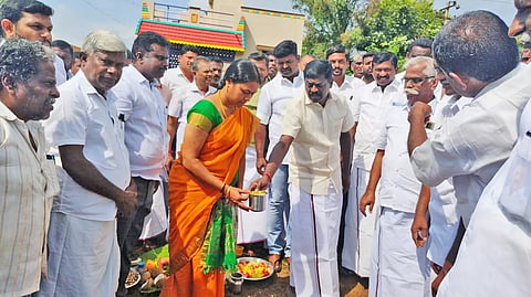 நீர்த்தேக்க தொட்டிக்கு தி.மு.க. தெற்கு மாவட்ட செயலாளர் சிவபத்மநாதன் அடிக்கல் நாட்டிய காட்சி.