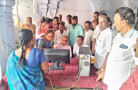டவுனில் 5-வது மையம் திறக்கப்பட்டு ஆதார் இணைப்பு பணி நடைபெற்ற போது எடுத்த படம்