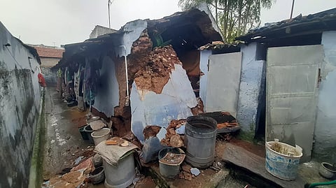 கவுந்தப்பாடியில் வீடு இடிந்து விழுந்து அதிர்ஷ்டவசமாக 4 பேர் உயிர் தப்பினர்