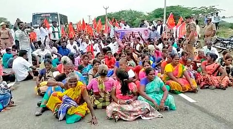 கல்குவாரியை மூடக்கோரி பொதுமக்கள் சாலைமறியல்