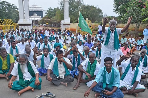 கலெக்டர் அலுவலகம் முன்பு விவசாயிகள் இன்று திடீர் போராட்டம்