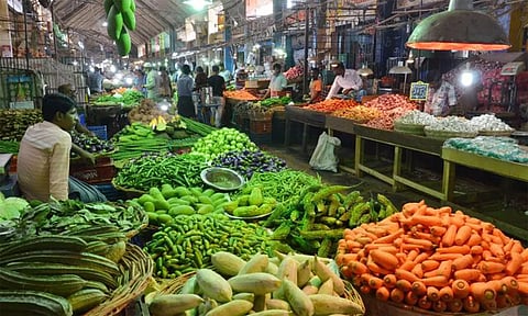 காய்கறி விலை 'கிடுகிடு' உயர்வு: வாங்க ஆளில்லாமல் அழுகி வீணாகிறது