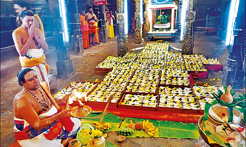 திருநள்ளாறு சனிபகவான் கோவிலில் 1008 சங்காபிஷேகம்