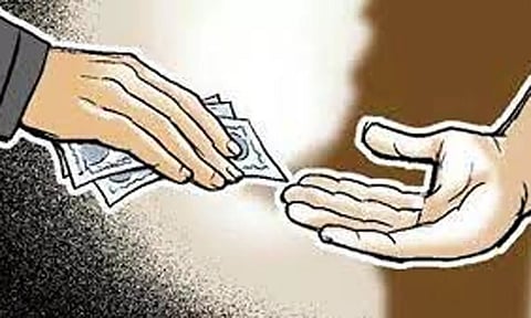 ரூ.5 ஆயிரம் லஞ்சம் வாங்கிய பெண் போலீஸ் இன்ஸ்பெக்டர் அதிரடி கைது