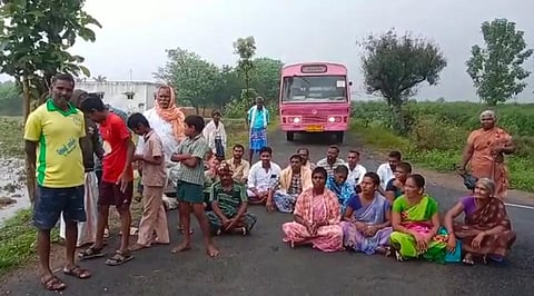 திட்டக்குடி அருகே பஸ் வசதி கேட்டு வ.மேட்டூர் கிராம மக்கள் அரசு பஸ்சினை சிறைபிடித்து சாலைமறியலில் ஈடுபட்டனர்.
