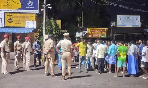 கரியமாணிக்கம் சந்திப்பில் திரண்டவர்களை போலீசார் அப்புறப்படுத்திய காட்சி.