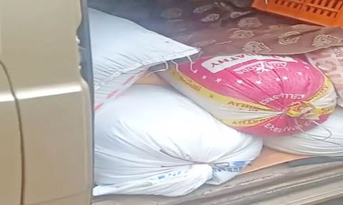 பறிமுதல் செய்யப்பட்ட ரேஷன் அரிசியை படத்தில் காணலாம் 