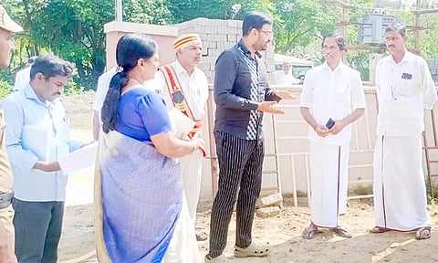 பொது கழிவறை கட்டும் பணியை கலெக்டர் அருண் தம்புராஜ் ஆய்வு.