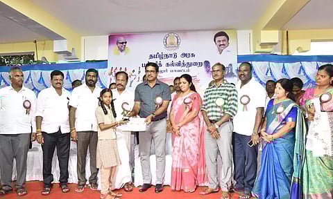 போட்டியில் வெற்றி பெற்ற மாணவ, மாணவிகளுக்கு கலெக்டர் குமாரவேல் பாண்டியன் பரிசு, சான்றிதழ்களை வழங்கினார். அருகில் கார்த்திகேயன் எம்.எல்.ஏ., மேயர் சுஜாதா.