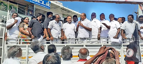 களக்காட்டில் மாவட்ட செயலாளர் தச்சை கணேசராஜா தலைமையில் அ.தி.மு.க.வினர் ஆர்ப்பாட்டம் நடத்திய போது எடுத்தபடம்.