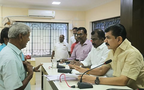 மேயர் சரவணன், துணை மேயர் கே.ஆர். ராஜூ ஆகியோர் பொதுமக்களிடம் குறைகள் கேட்ட காட்சி.