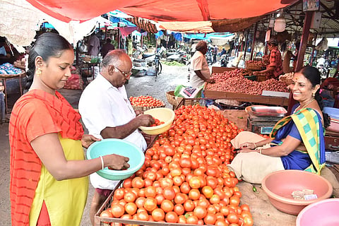 வ.உ.சி. மார்க்கெட்டில் தக்காளி விலை உயர்ந்தது