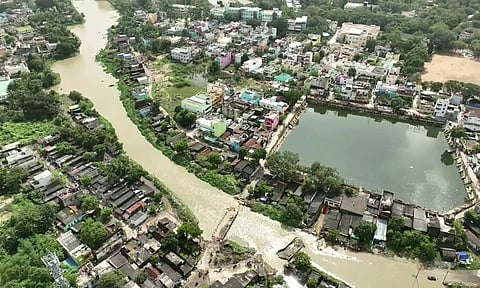காஞ்சிபுரம் வேகவதி ஆற்றில் வெள்ளப்பெருக்கு: 1000 வீடுகளை 4-வது நாளாக சூழ்ந்து நிற்கும் தண்ணீர்