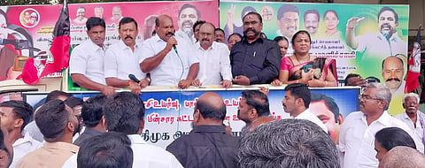 காரைக்குடியில் அ.தி.மு.க.வினர் ஆர்ப்பாட்டம்