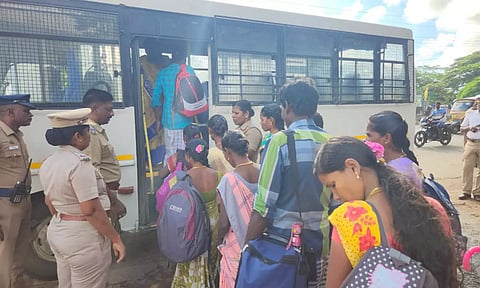 தடையை மீறி நடைபயணம் மேற்கொள்ள இருந்த பழங்குடி இருளர் பாதுகாப்பு சங்கத்தினரை கடலூர் தலைமை தபால் நிலையம் அருகே போலீசார் கைது செய்தனர்.