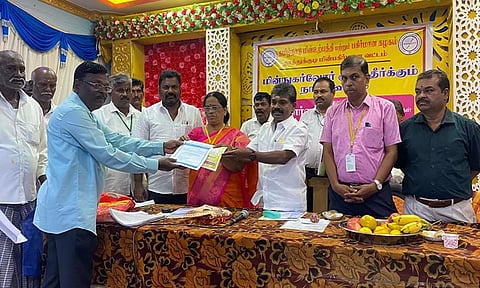 கூட்டத்தில் சண்முகையா எம்.எல்.ஏ. மனு வாங்கிய போது எடுத்த படம்.